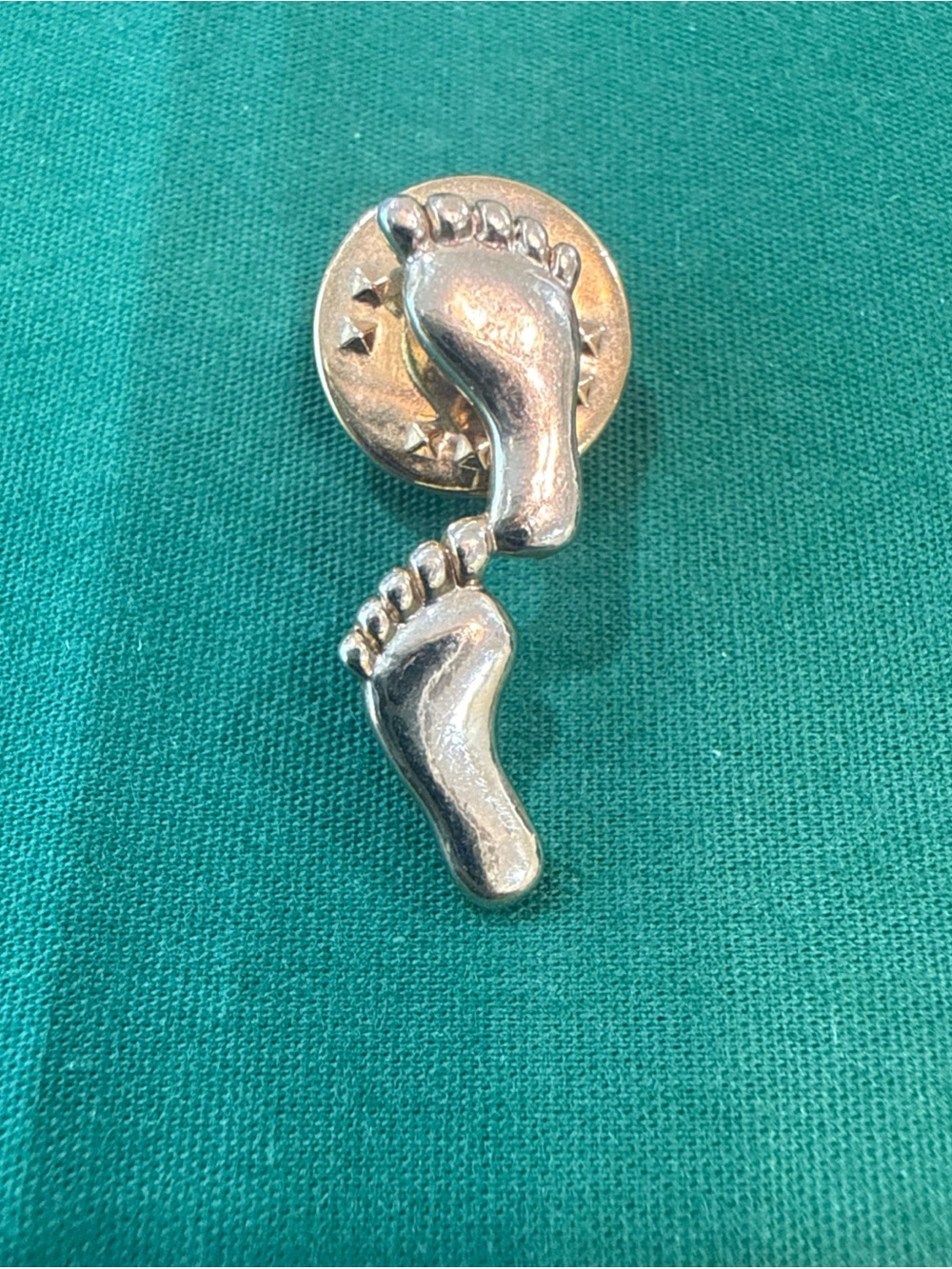 Bare feet Footprints Lapel, Hat Pin Goldtone 56F